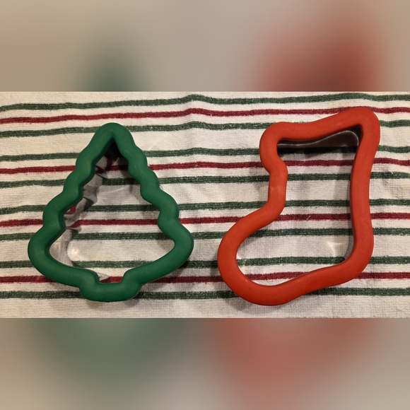 2 Wilton Comfort Grip Metal Christmas Cookie Cutters Green Tree and Red Stocking - Picture 1 of 4